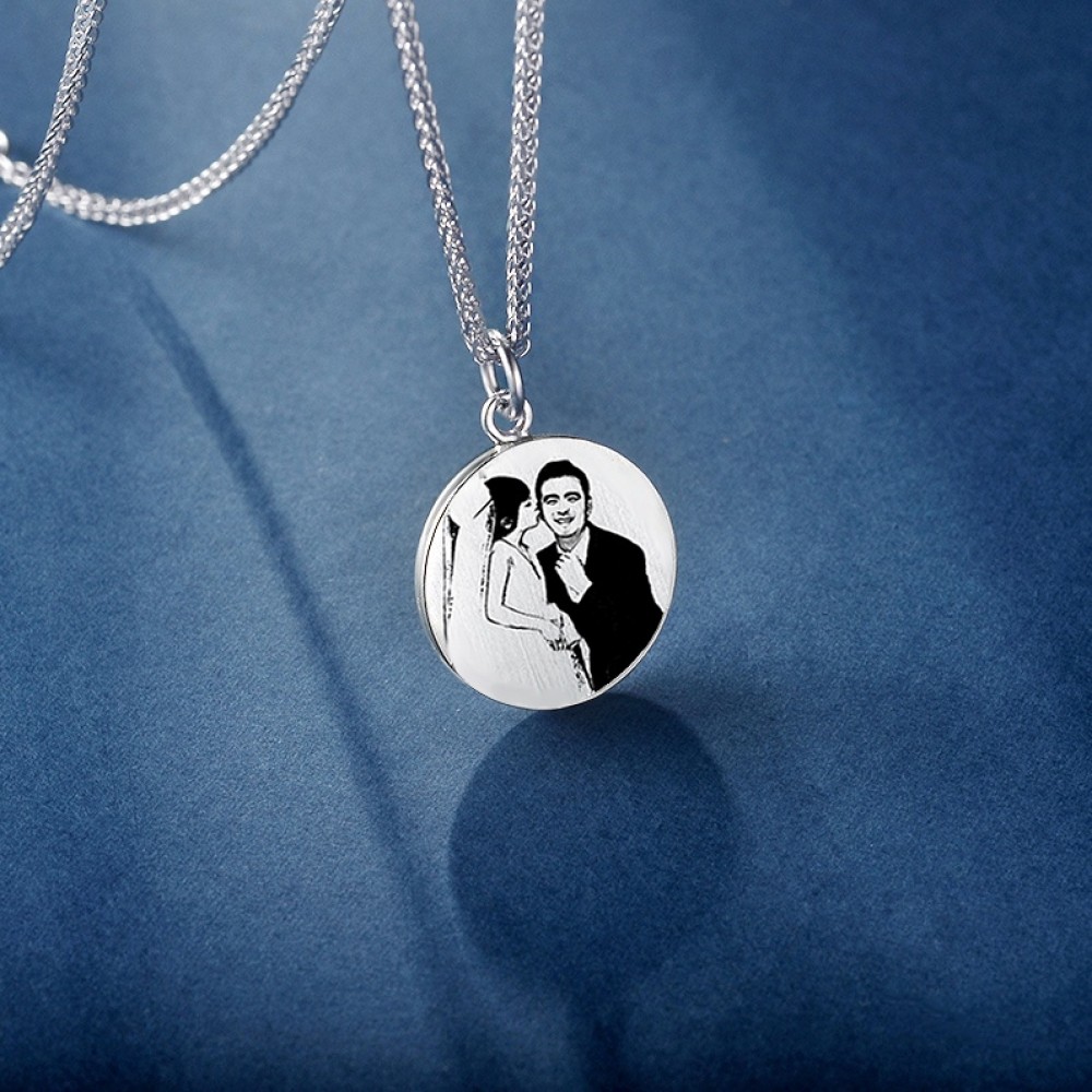 10 Tips on Choosing the Photo for your Engraved Picture Necklace