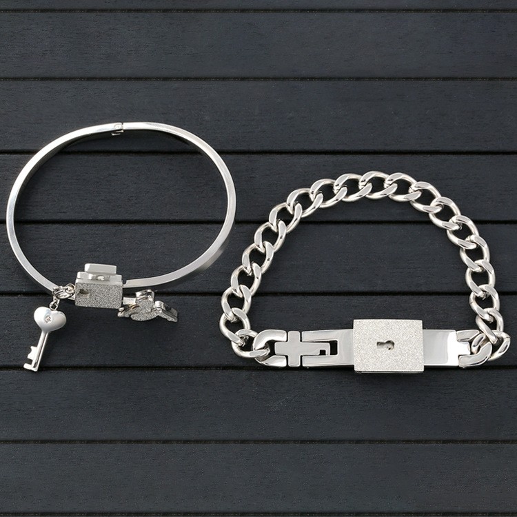 Bracelet couple deals key and lock